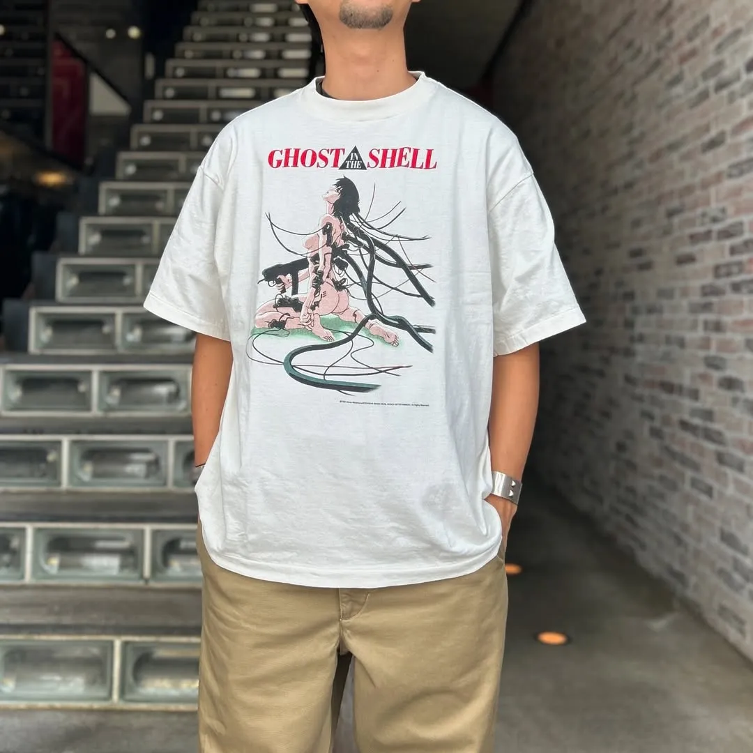 SAINT Mxxxxxx x GHOST IN THE SHELL ' GITS ' SS TEE/WHT Classic Big IP Ghost in the Shell co-branded Suzi Charge/Suzi Character TEE Off-white S-XL Cylindrical side seamless fabric 220g high gram weight OE yarn ⚠️Note: It is almost meaningless if it is not a cylindrical fabric Customized joint main mark/joint wash mark/little angel anti-counterfeiting label Original factory level printing factory Top purchasing agent level